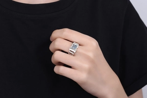 Détail de la bague en argent sterling 925 avec un moissanite carré de 1 carat poli