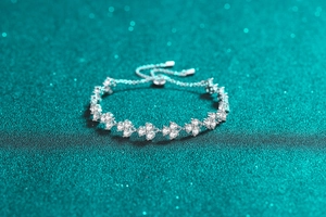 Detail of S925 sterling silver clover bracelet with sparkling moissanite and adjustable slider