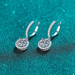Boucles d'oreilles créoles moissanite en argent 925 avec pendentif halo étincelant