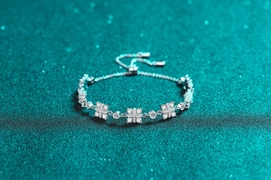 Dettaglio macro del bracciale a farfalla in argento S925 con chiusura a scorrimento