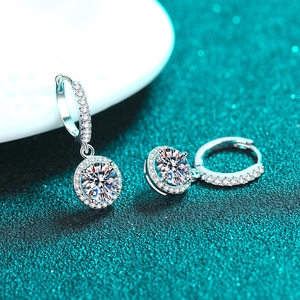 Élégantes boucles d'oreilles créoles halo en argent 925 avec moissanite taille brillant