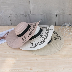 Chapeaux de paille avec broderie Greetings en rose, blanc et kaki à large bord