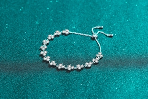 Detail of adjustable S925 sterling silver clover bracelet with shimmering moissanite