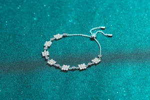 Dettaglio bracciale in argento S925 con moissanite, maglie floreali e chiusura a scorrimento