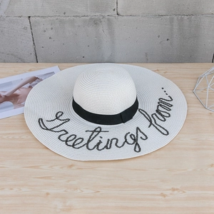 Chapeau de soleil en paille blanche avec broderie Greetings et ruban décoratif noir chic
