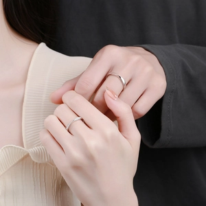 Pair of S925 sterling silver moissanite rings with wave twist design for couples