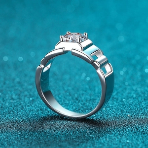 Bague pour homme en argent sterling 925 avec moissanite carrée de 1 carat sur fond scintillant