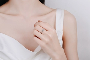 Elegant princess cut moissanite ring in S925 sterling silver worn by a model
