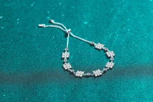 Vista macro del bracciale a fiori in argento S925 con chiusura a cursore regolabile