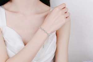 Dettaglio di un bracciale regolabile in argento 925 con pendenti floreali in moissanite