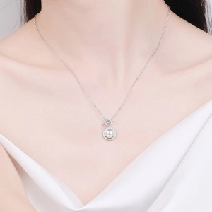 Collar de plata 925 con perla de agua dulce y colgante de moissanita usado por modelo