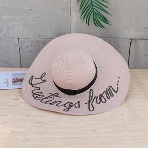 Détail du chapeau de soleil rose avec broderie pailletée Greetings from... noire