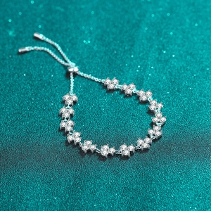 Adjustable S925 sterling silver clover bracelet with sparkling moissanite stones
