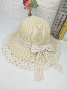 Gros plan du chapeau en paille avec bordure en dentelle élégante et grand nœud décoratif