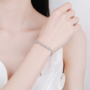 Elegant S925 sterling silver clover bracelet for women with sparkling moissanite stones