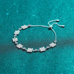 Bracciale regolabile in argento S925 con quadrifoglio in moissanite e chiusura scorrevole
