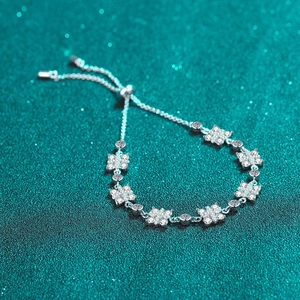 Bracciale regolabile in argento S925 con moissanite, design floreale e chiusura a scorrimento