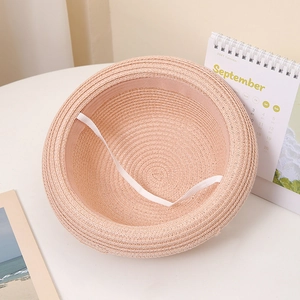 Vue détaillée de l'intérieur du chapeau de paille avec bandeau et mentonnière