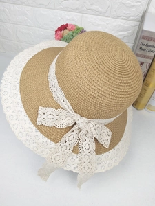 Vue de dessus montrant la dentelle détaillée et le grand nœud sur ce chapeau de paille