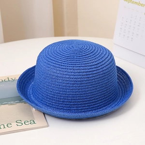 Détail d'un chapeau de soleil bleu vif montrant la texture en spirale et le bord roulé