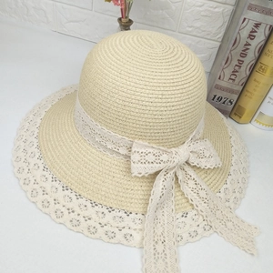 Chapeau de paille pour femme avec bordure en dentelle et grand nœud, idéal pour la plage