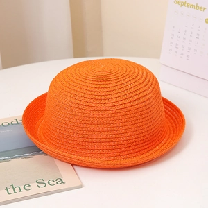 Chapeau de soleil minimaliste en paille orange vif avec tissage fin et bord roulé pour l'été