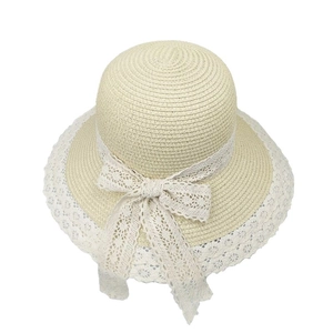 Chapeau de soleil en paille beige pour femme avec dentelle blanche et noeud élégant