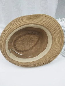 Détail intérieur d'un chapeau de paille avec bandeau réglable et texture tressée