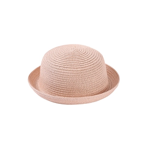Chapeau de soleil en paille tressée rose clair avec bord roulé et design d'été épuré