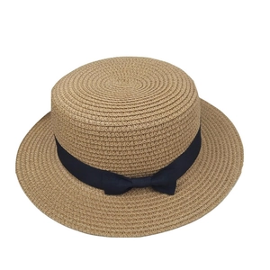 Classico cappello di paglia a corona piatta con nastro nero su sfondo bianco puro