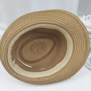 Vue intérieure du chapeau de paille Panama à bords larges avec bandeau réglable et texture