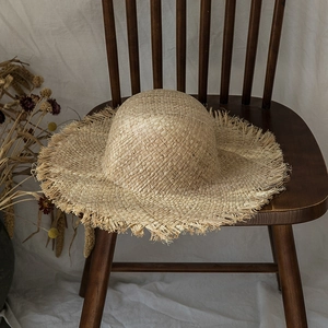 Chapeau de soleil élégant en paille de raphia à larges bords effilochés pour l'extérieur