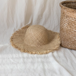 Chapeau de soleil élégant en raphia à larges bords effilochés pour la plage