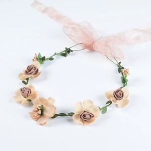 Detail eines handgemachten Blumenkranzes mit Champagner-Rosen und Organzaband