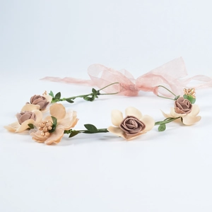 Detail von Blumen Stirnband mit champagnerfarbenen Rosen und rosa Organzaband Schleife