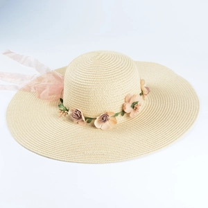 Detail eines Strohhutes mit breiter Krempe, rosa Blumengirlande und Chiffon-Schleife