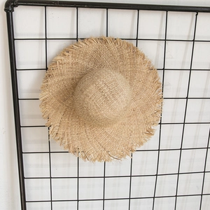 Chapeau de soleil élégant en raphia pour femme avec larges bords effilés et tressage bohème