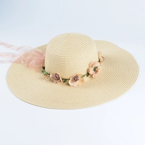 Detailansicht eines handgefertigten Strohhutes mit Blumenkranz und Seidenband