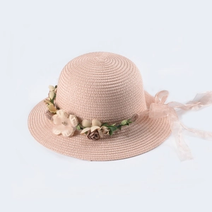 Cappello di paglia per bambina con fiori di stoffa rosa e fiocco in nastro velato