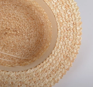 Détail macro du chapeau en paille avec bandeau intérieur et cordon de serrage réglable