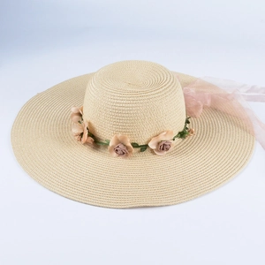 Handgefertigter Strohhut mit Blumenkranz und Band, breite Krempe für sommerlichen Sonnenschutz