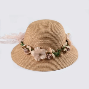 Elegante cappello di paglia per bambine con ghirlanda di fiori e nastri rosa lunghi