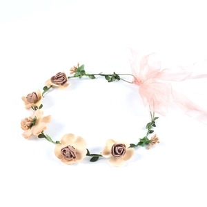 Handgefertigter Blumenschmuck für Sonnenhüte mit Rosen und Organza-Bändern