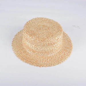 Vue de dessus du chapeau canotier en paille naturelle montrant le tissage fait à la main