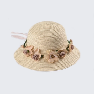 Cappello di paglia per bambina con ghirlanda di fiori rosa e nastro parasole esterno