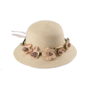 Cappello di paglia per bambina con fiori decorativi e nastri rosa su sfondo bianco
