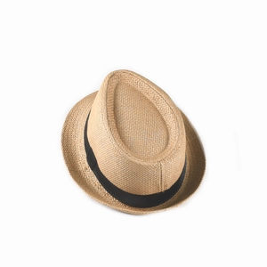 Gros plan sur la texture de paille tressée et le ruban noir décoratif de ce chapeau enfant