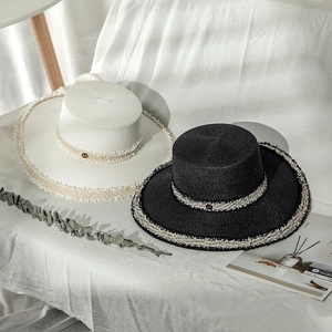 Chapeau de paille français élégant à bord large avec dentelle et logo M métallique