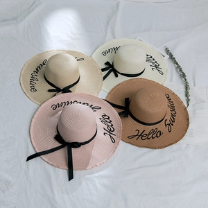 Chapeau de Soleil à Large Bord en Paille de Papier pour Femme Avec Nœud Broderie Hello Sunshine Bord Effiloché Pliable Plage
