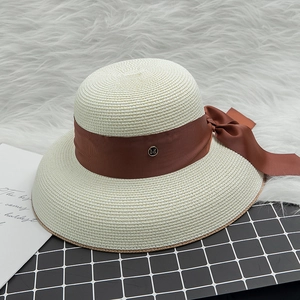 Eleganter beiger Stroh-Sonnenhut mit braunem Schleifenband und Vintage-M-Metallschnalle